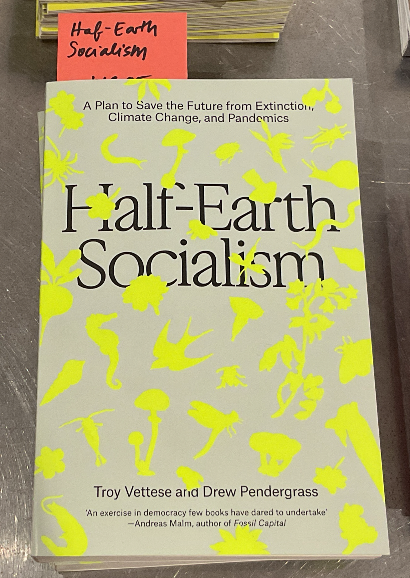 Half-Earth Socialism: A Plan to Save the Future from Extinction, Climate Change, and Pandemics - Troy Vettesse, Drew Pendergrass